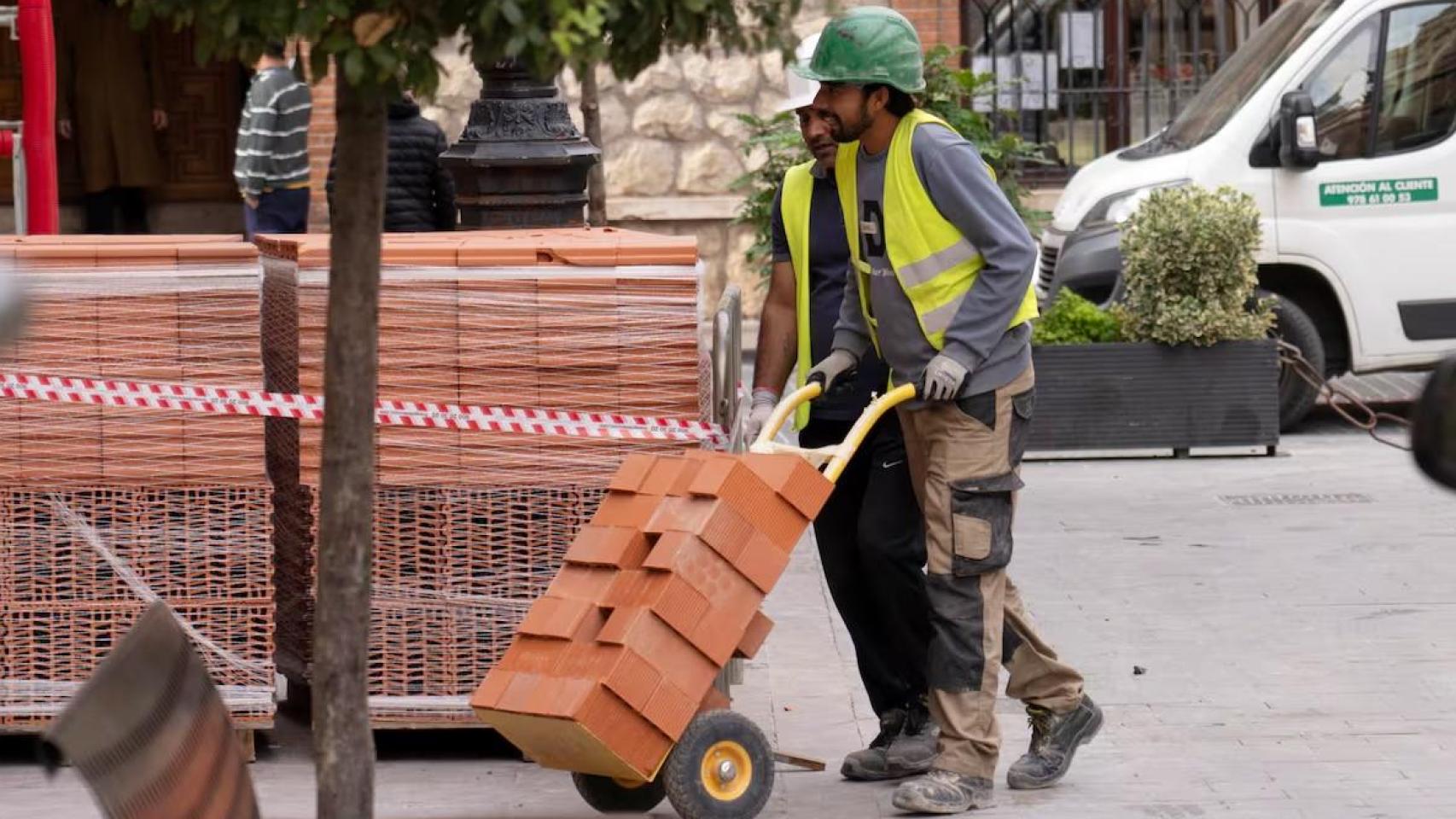 Trabajadores en una obra en el centro de Teruel.