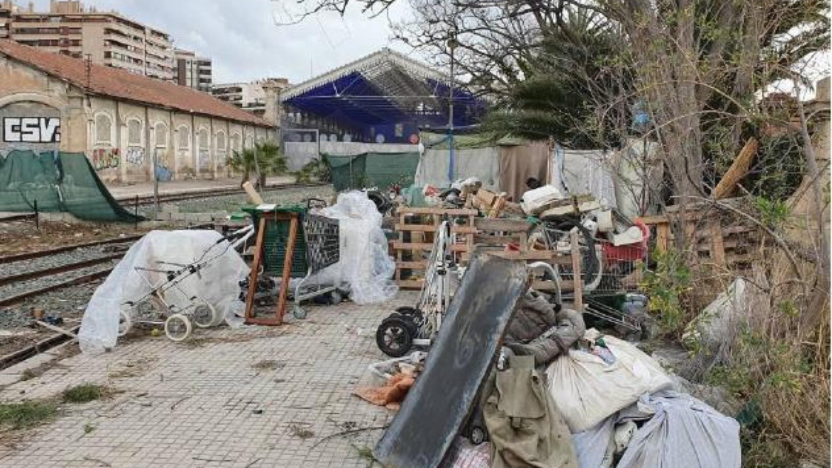 Las vías fantasma de Benalúa junto a Casa Mediterráneo.