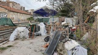 Las vías fantasma de Benalúa junto a Casa Mediterráneo.