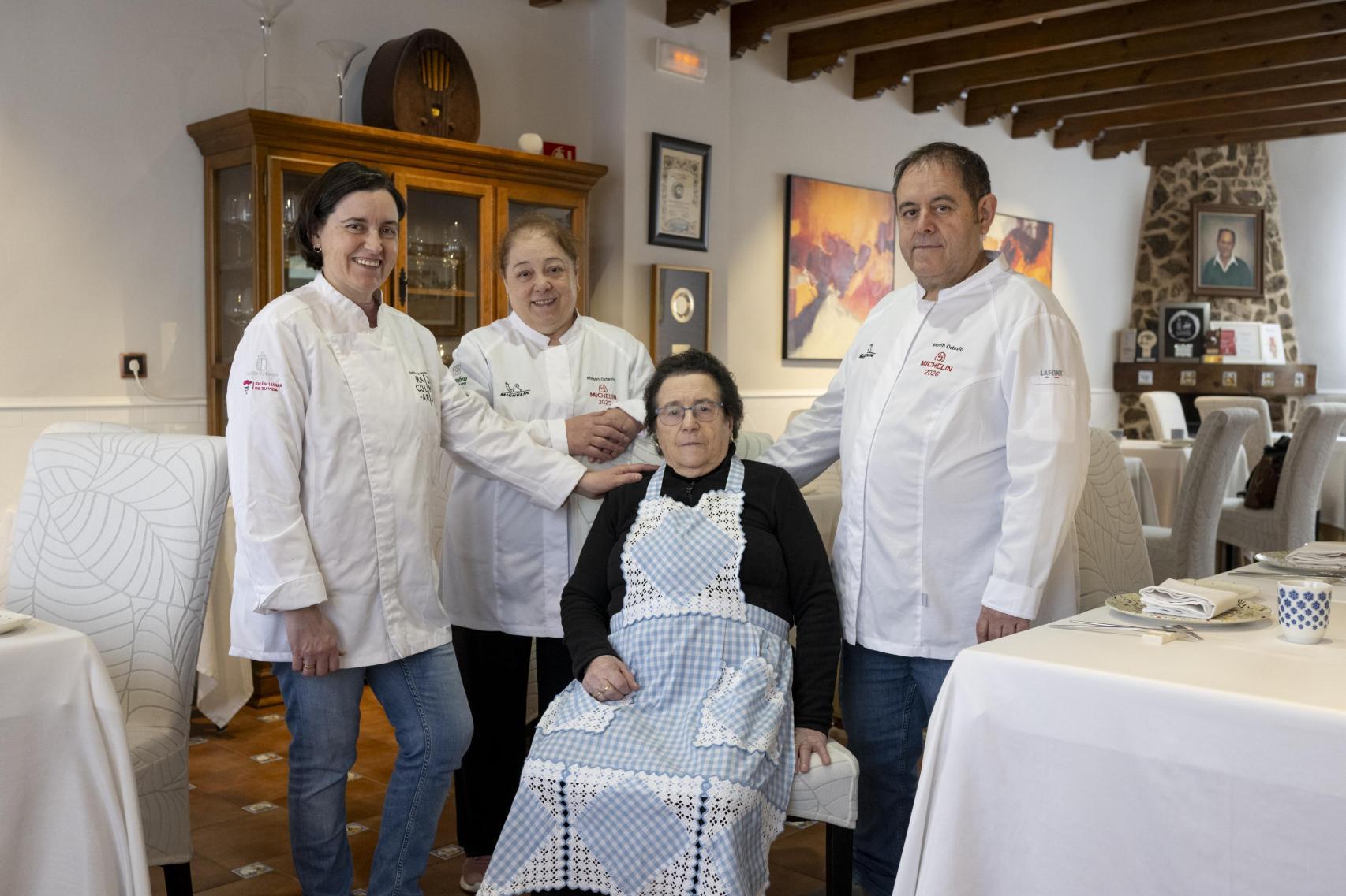 Santiaga Castro (c) posa en el Restaurante Octavio con sus hijos: Belén, Aurora y José (I-D)