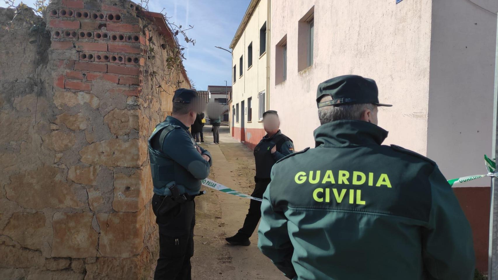 Agentes de la Guardia Civil en el lugar de los hechos, el pasado sábado en el municipio zamorano de Peleas de Abajo