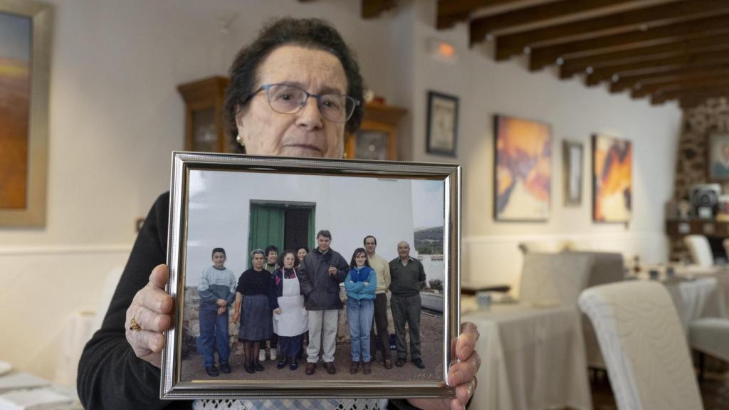 Santiaga Castro muestra a EL ESPAÑOL la fotografía que le envió Felipe González.