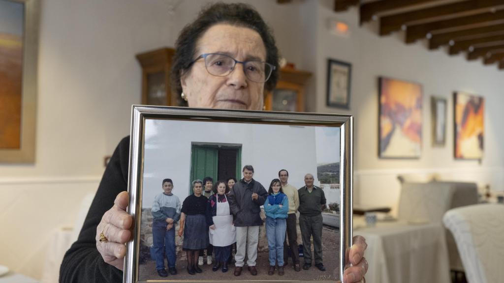 Santiaga Castro muestra a EL ESPAÑOL la fotografía que le envió Felipe González.