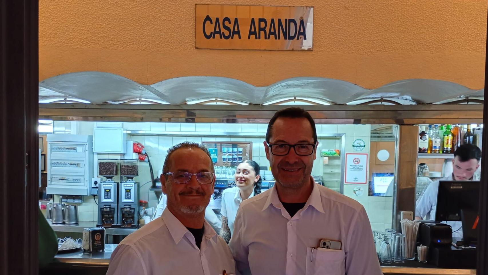Miguel Ángel López y Juan Rueda, empleados de Casa Aranda.