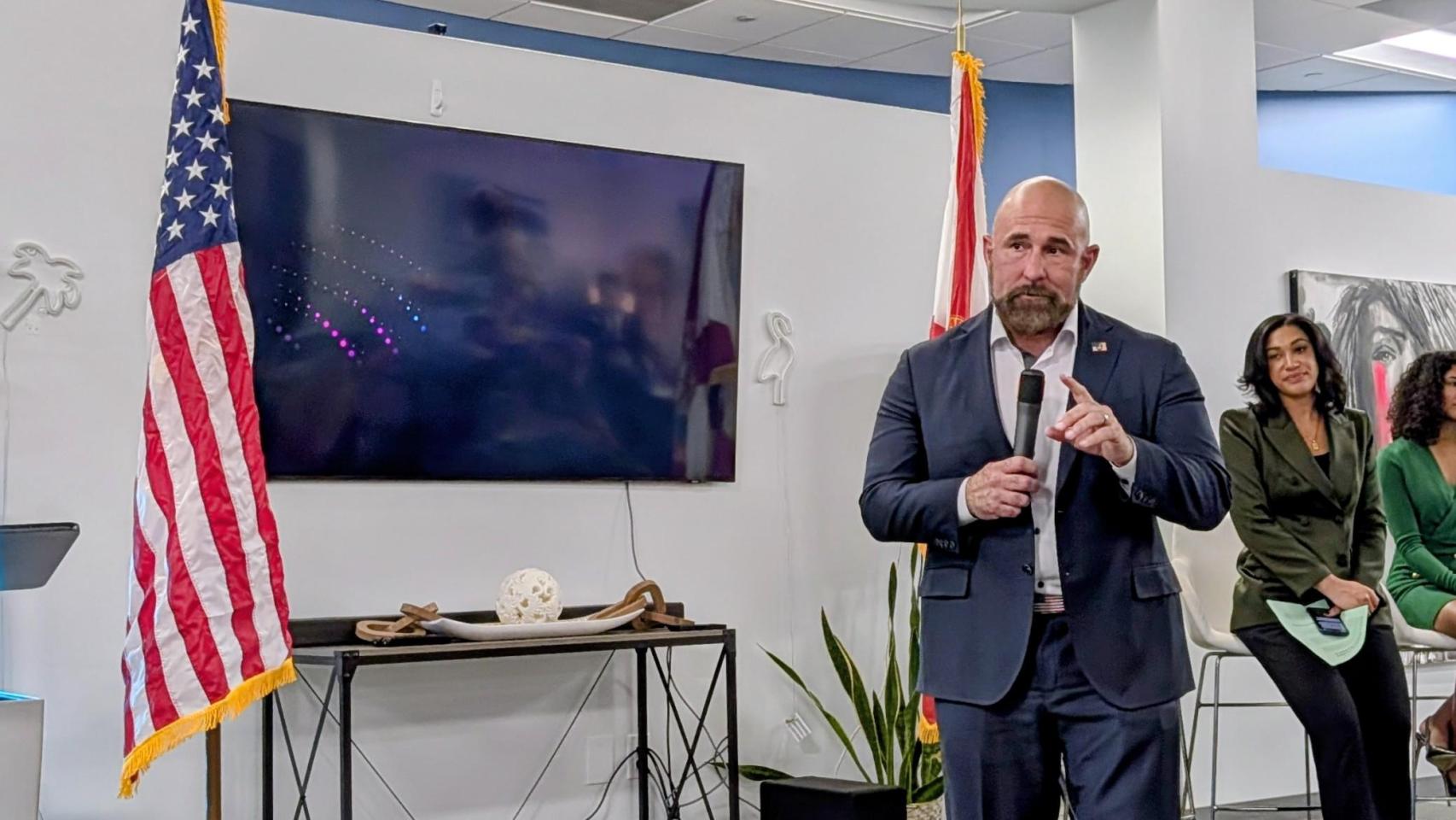 Jay Collins lanza su campaña como gobernador de Florida, rodeado de innovación y tecnología