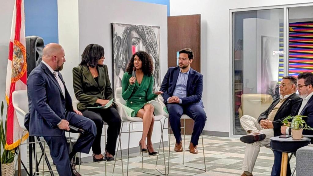 Anayansi Hernández se dirige al candidato a Gobernador de Florida Jay Collins