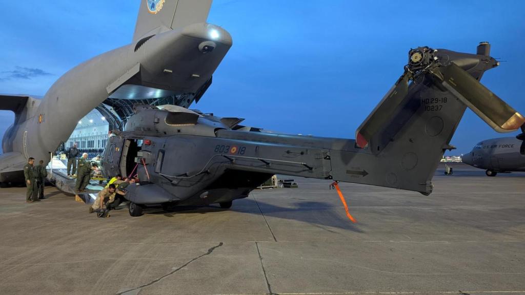 Un NH90 desembarca de un avión A400M a su llegada a EEUU