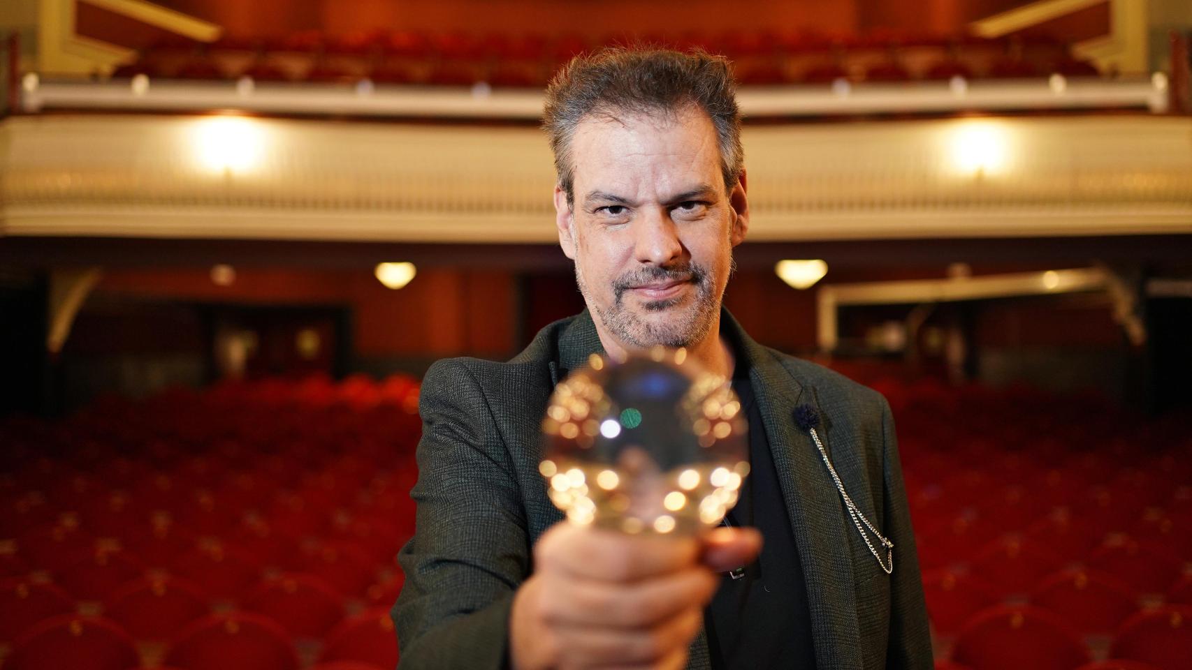 Jorge Astyaro, en el pasillo del Teatro Alcázar de la Gran Vía.