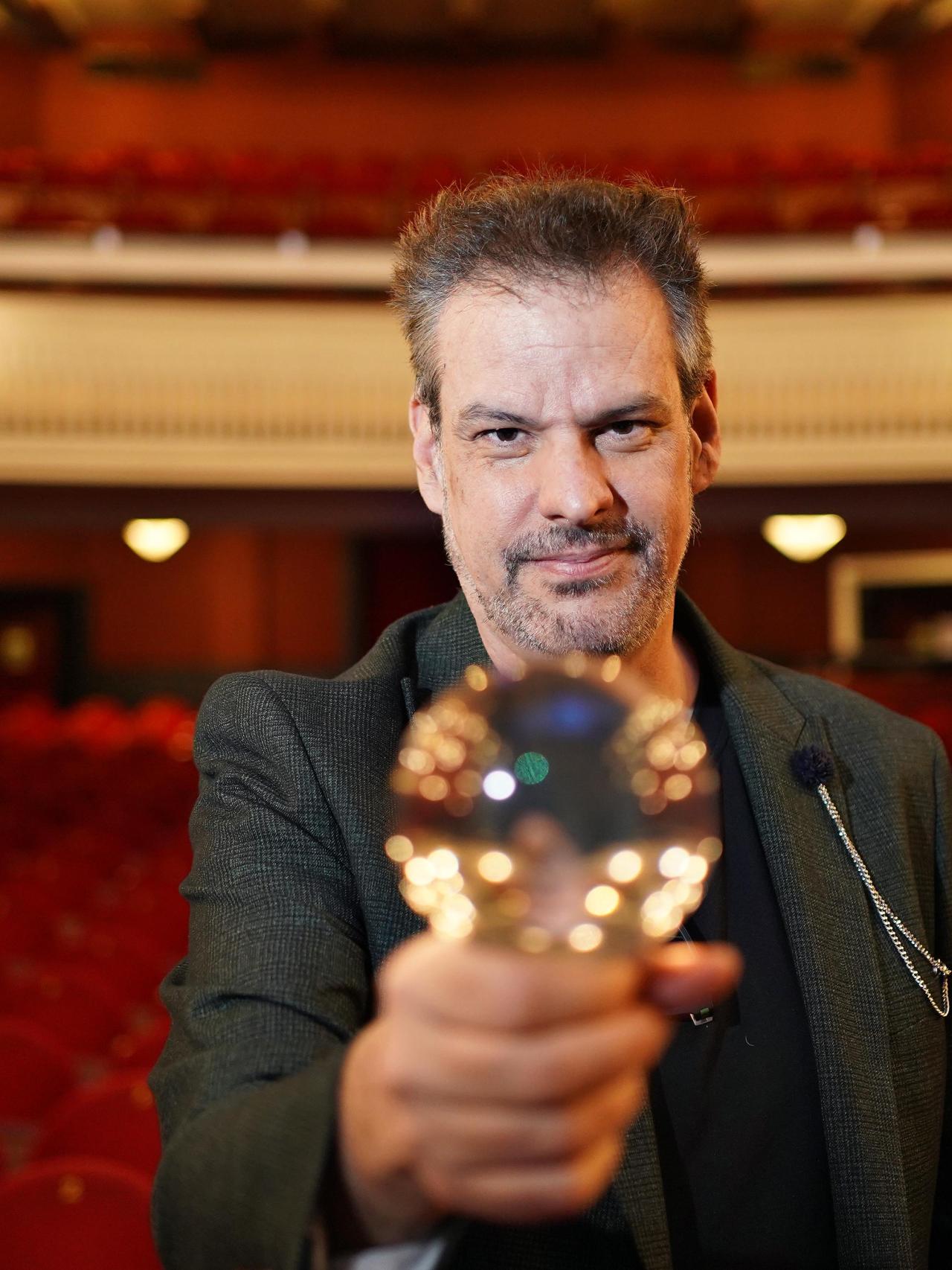 Jorge Astyaro, en el pasillo del Teatro Alcázar de la Gran Vía.