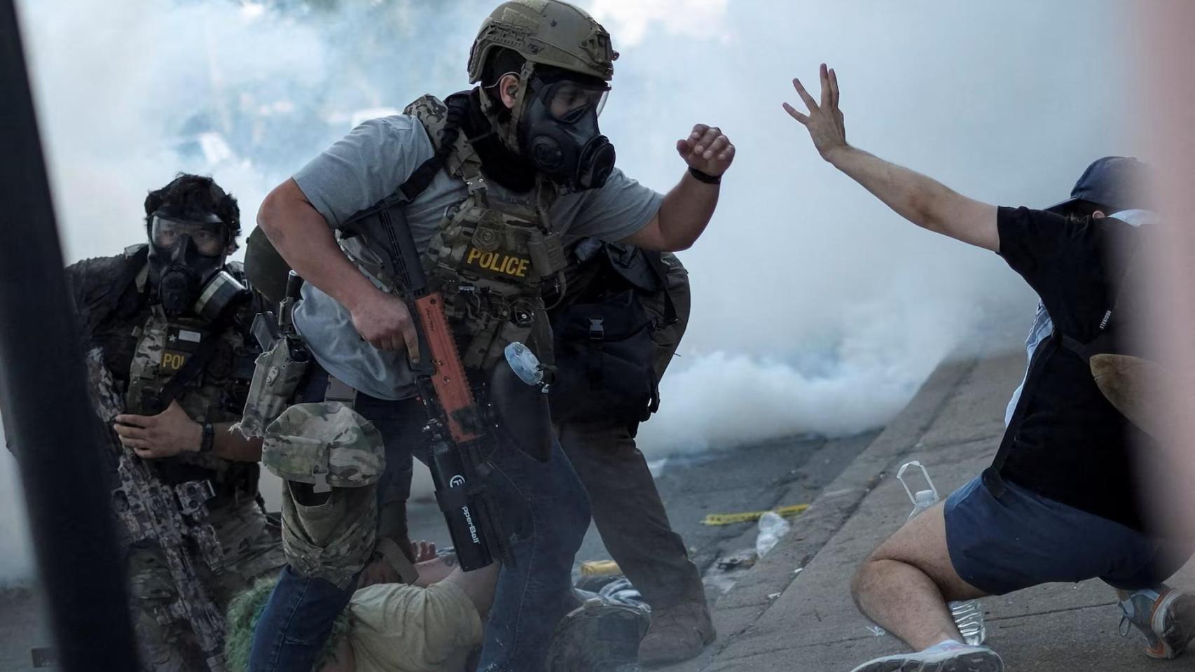 Un agente se enfrenta a un manifestante, mientras otro es detenido, durante una protesta contra el ICE en el barrio de La Villita de Chicago, Illinois, el pasado 4 de octubre.