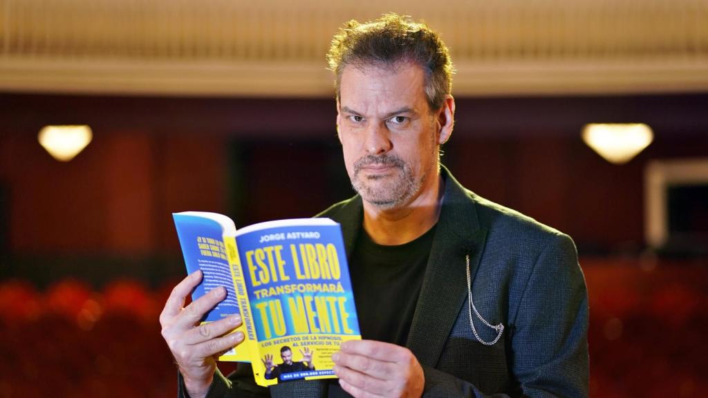Jorge Astyaro posa con su primer libro.