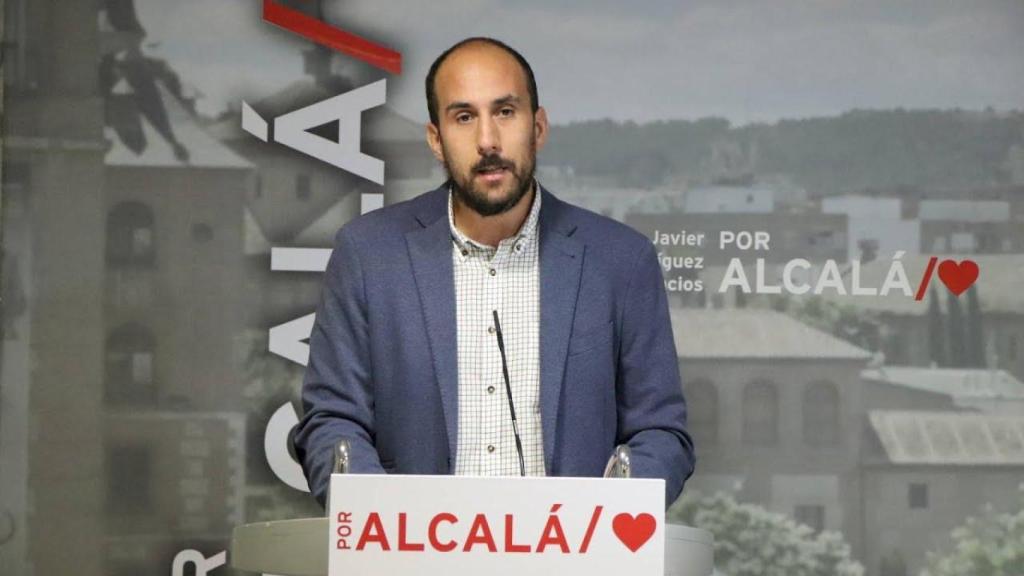 Enrique Noguez, actual secretario de organización del Partido Socialista de Alcalá de Henares, en rueda de prensa.