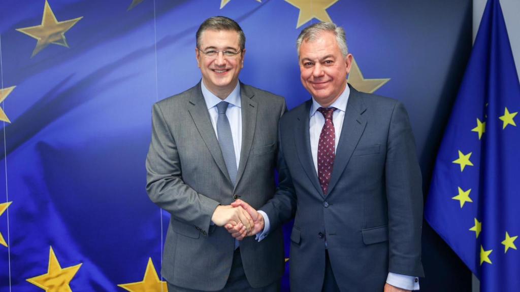José Luis Sanz posa con Apostolos Tzitzikostas en Bruselas.