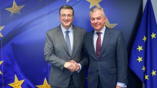 José Luis Sanz posa con Apostolos Tzitzikostas en Bruselas.