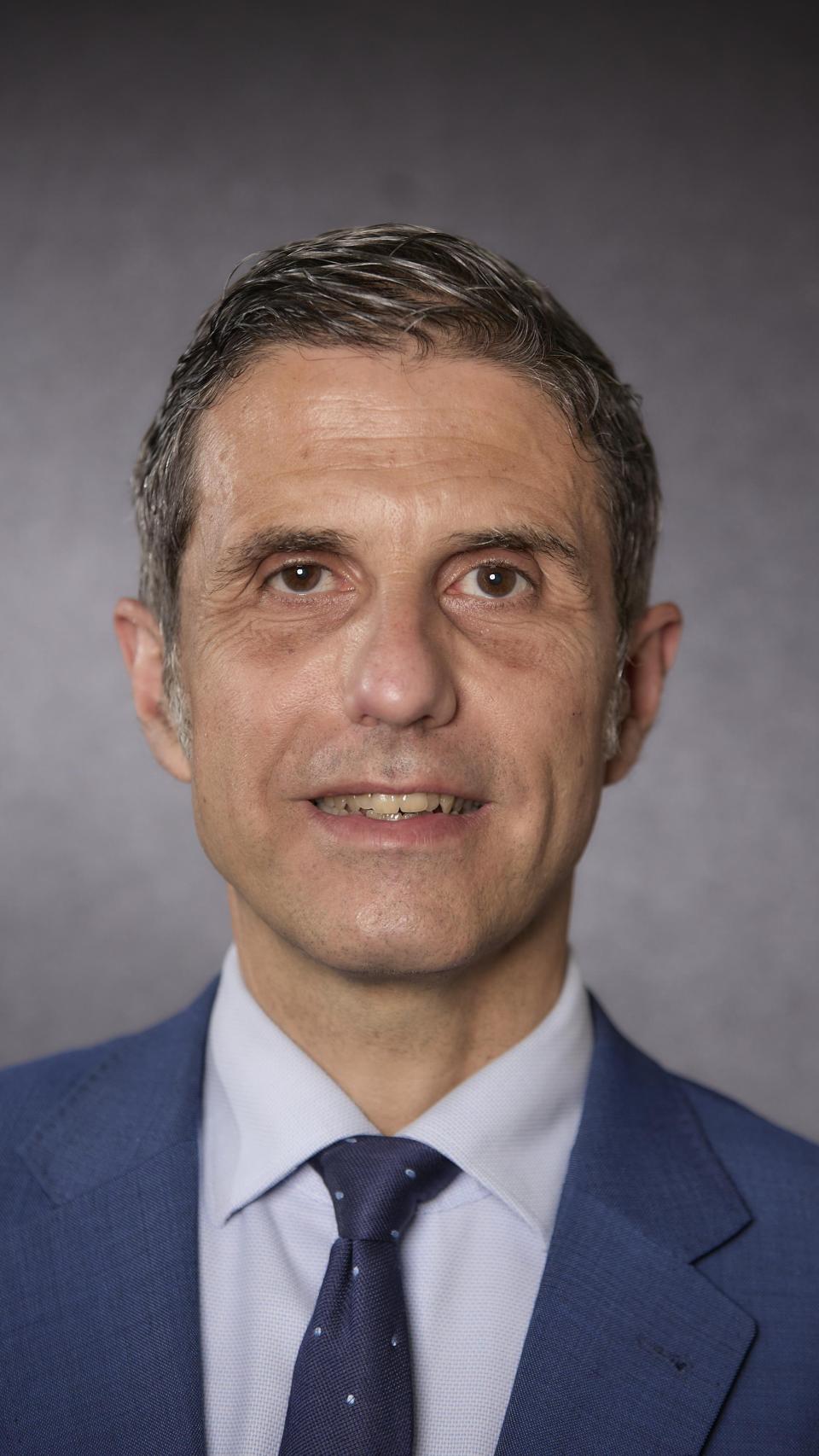 Javier Rodríguez Palacios sonríe en un retrato realizado el 18 de abril de 2022 en Alcalá de Henares.