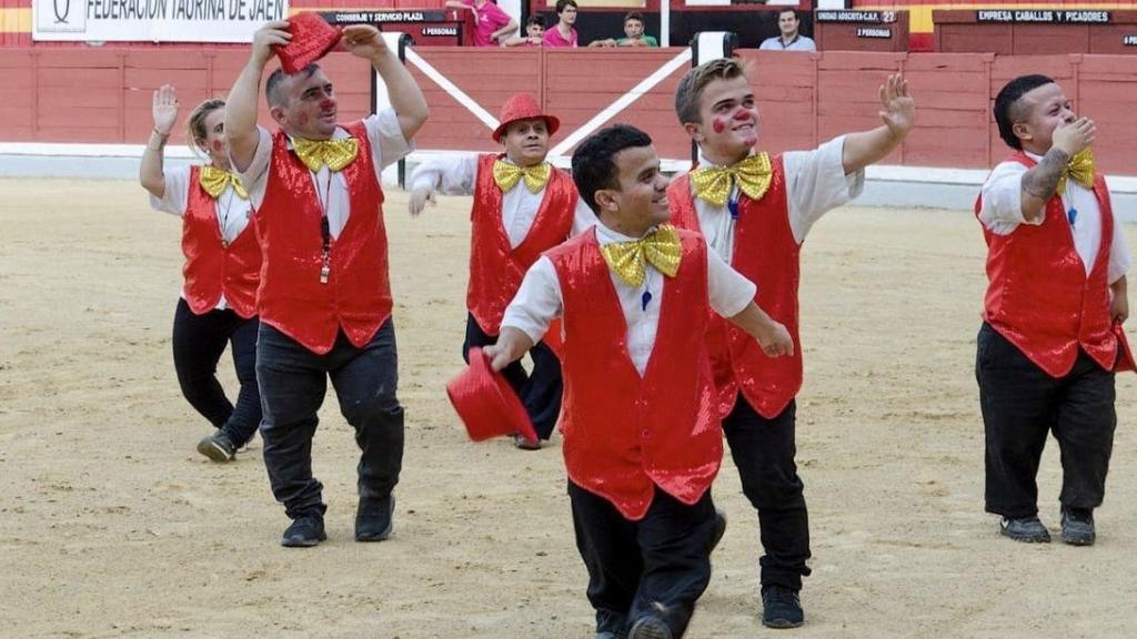 Un grupo de artistas saluda al público en una plaza de toros durante un espectáculo cómico taurino.