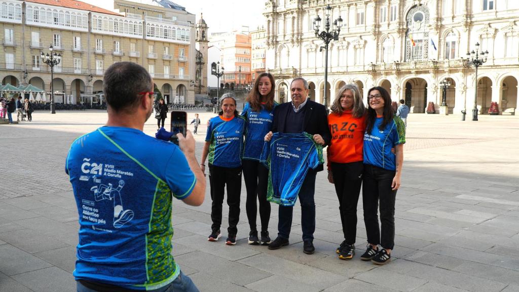 El Club Riazor Atletismo, que cumple un cuarto de siglo este año, embajador de las primeras camisetas oficiales del medio maratón C21