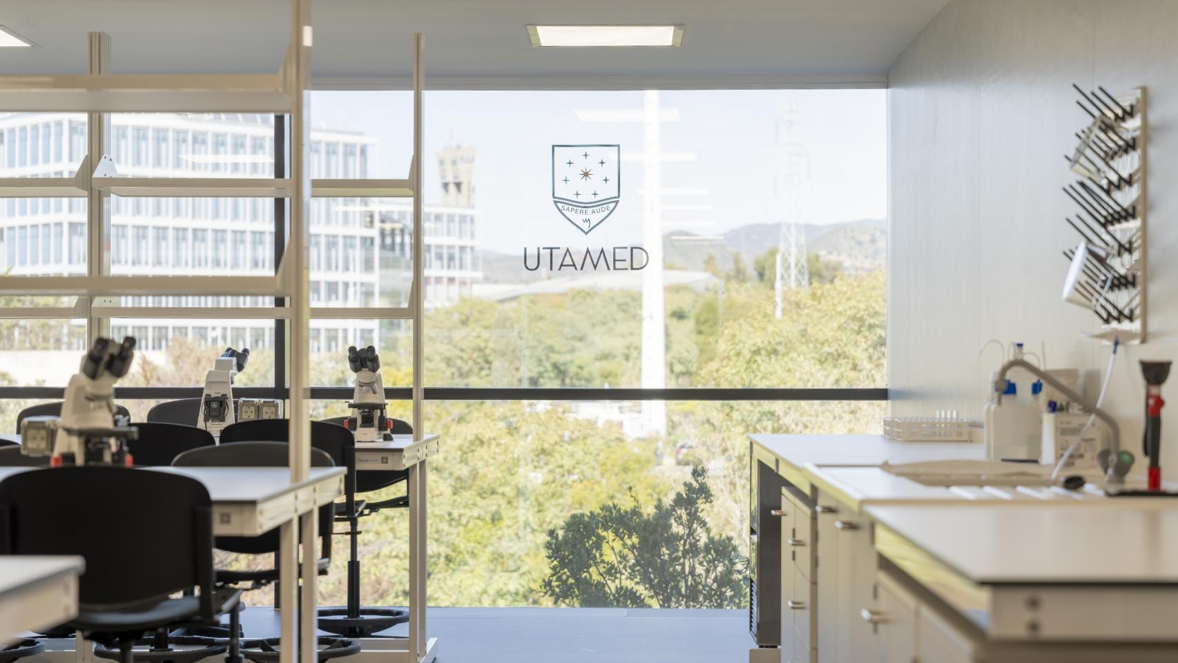 Uno de los laboratorios en la sede central de UTAMED en Málaga.