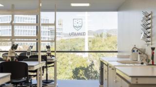 Uno de los laboratorios en la sede central de UTAMED en Málaga.