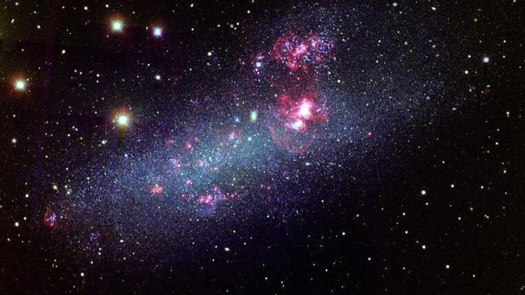 Galaxia con formación estelar eruptiva.