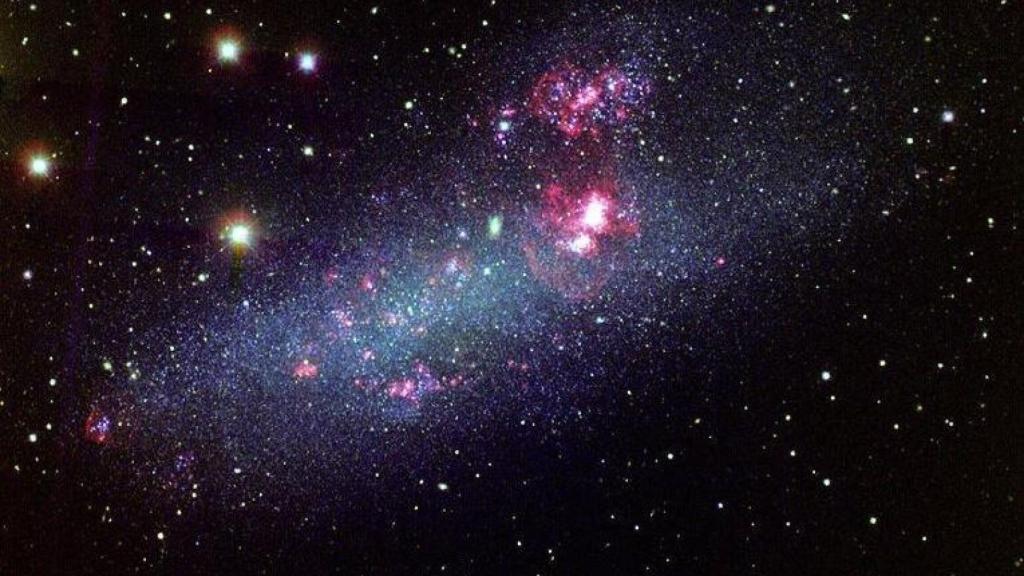 Galaxia con formación estelar eruptiva.