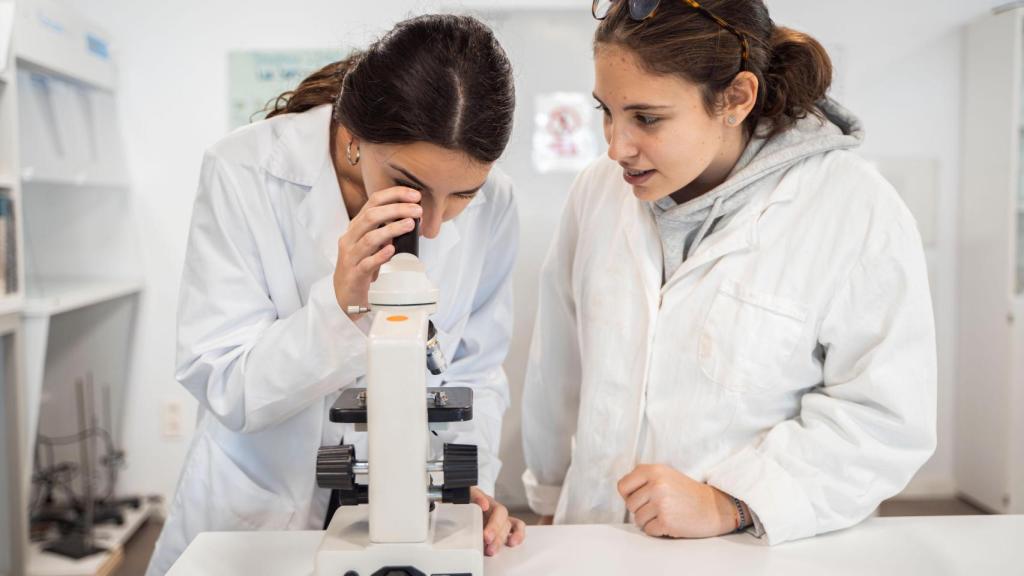 Alumnas en el laboratorio del centro.