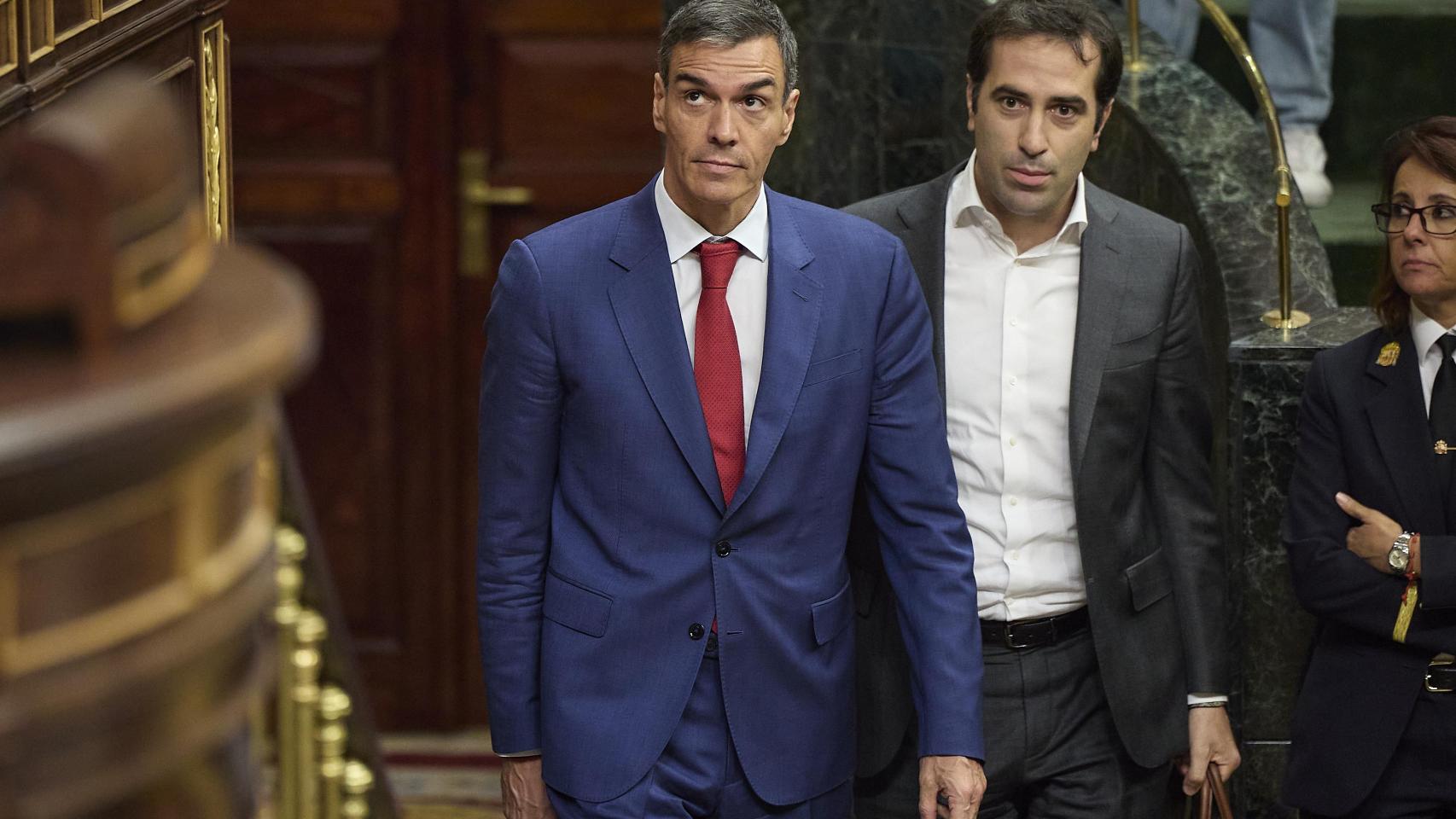 El presidente del Gobierno, Pedro Sánchez, junto al ministro de Economía, Comercio y Empresa, Carlos Cuerpo.