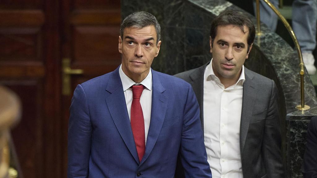El presidente del Gobierno, Pedro Sánchez, junto al ministro de Economía, Comercio y Empresa, Carlos Cuerpo.