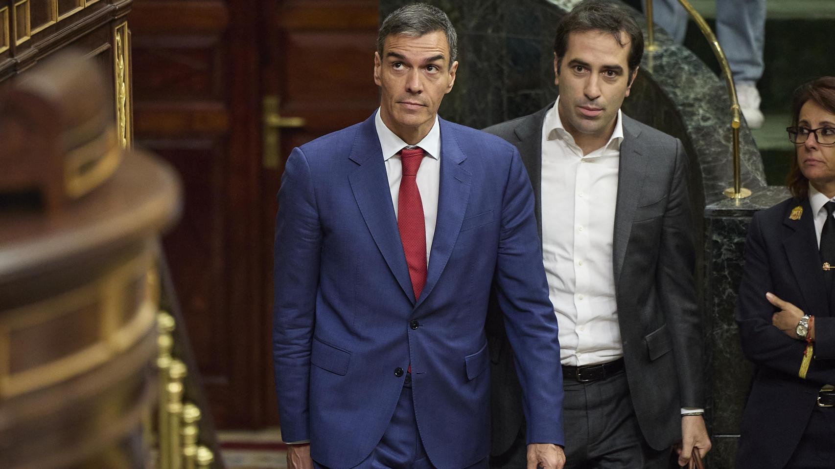 El presidente del Gobierno, Pedro Sánchez, junto al ministro de Economía, Comercio y Empresa, Carlos Cuerpo.