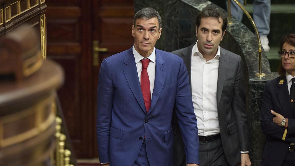 El presidente del Gobierno, Pedro Sánchez, junto al ministro de Economía, Comercio y Empresa, Carlos Cuerpo.