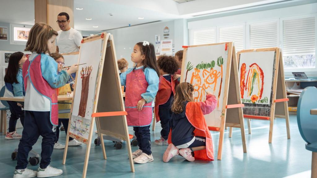 Alumnos de infantil pintan en el colegio.