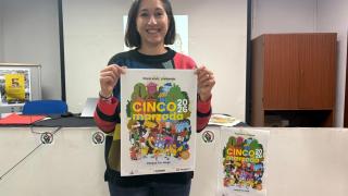 Cristina Healy junto a su cartel ganador de la Cincomarzada