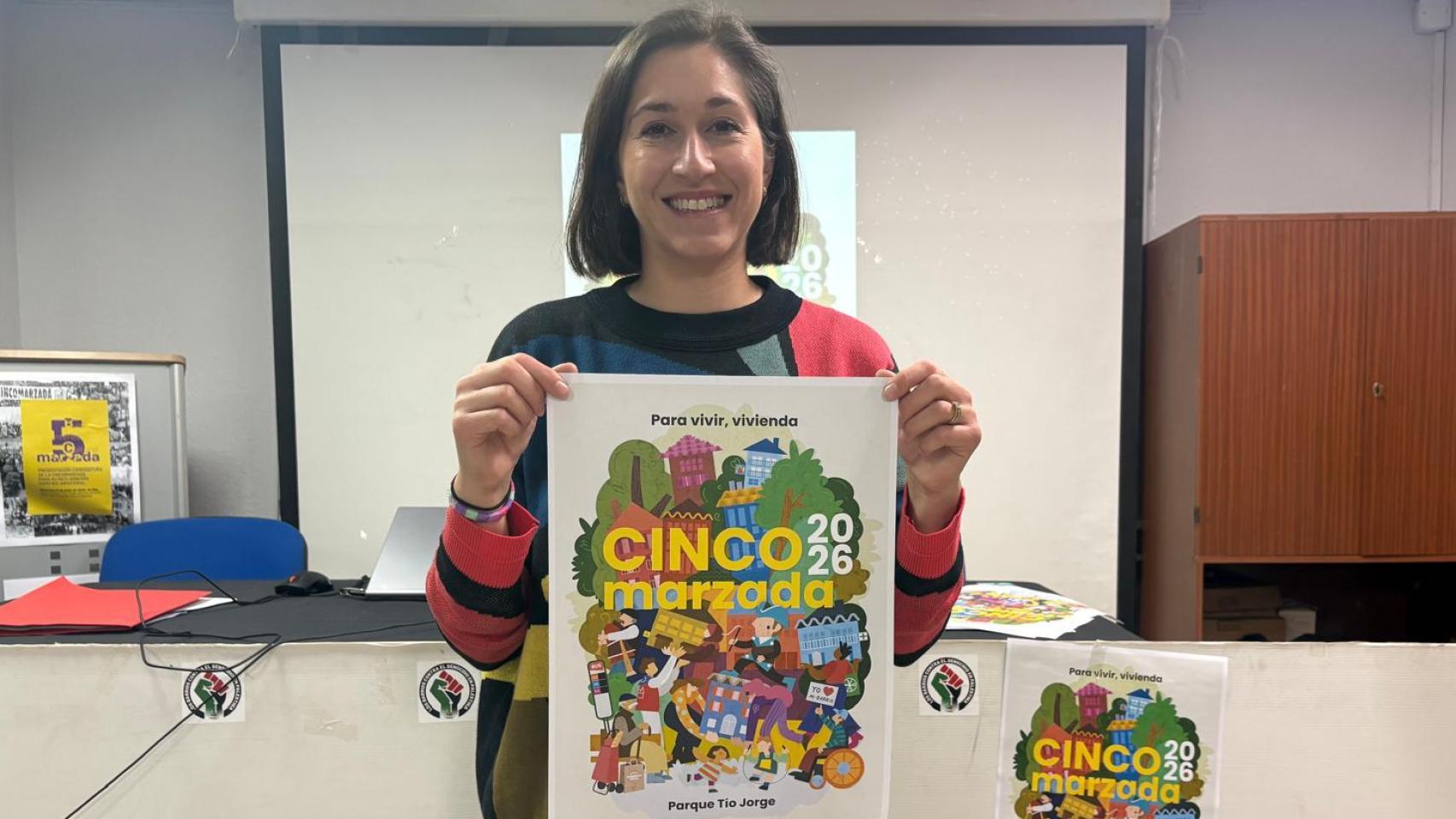 Cristina Healy junto a su cartel ganador de la Cincomarzada
