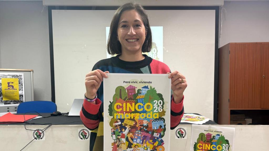 Cristina Healy junto a su cartel ganador de la Cincomarzada