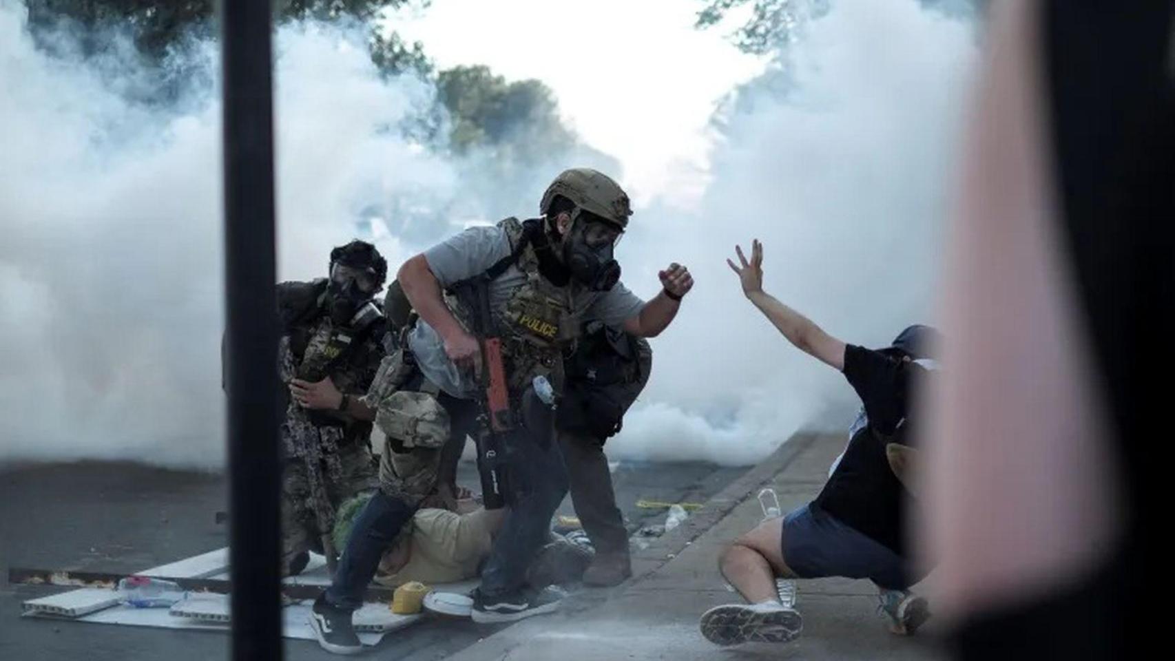 Un agente se enfrenta a un manifestante, mientras otro es detenido, durante una protesta contra el ICE en el barrio de La Villita de Chicago, Illinois, el pasado 4 de octubre.