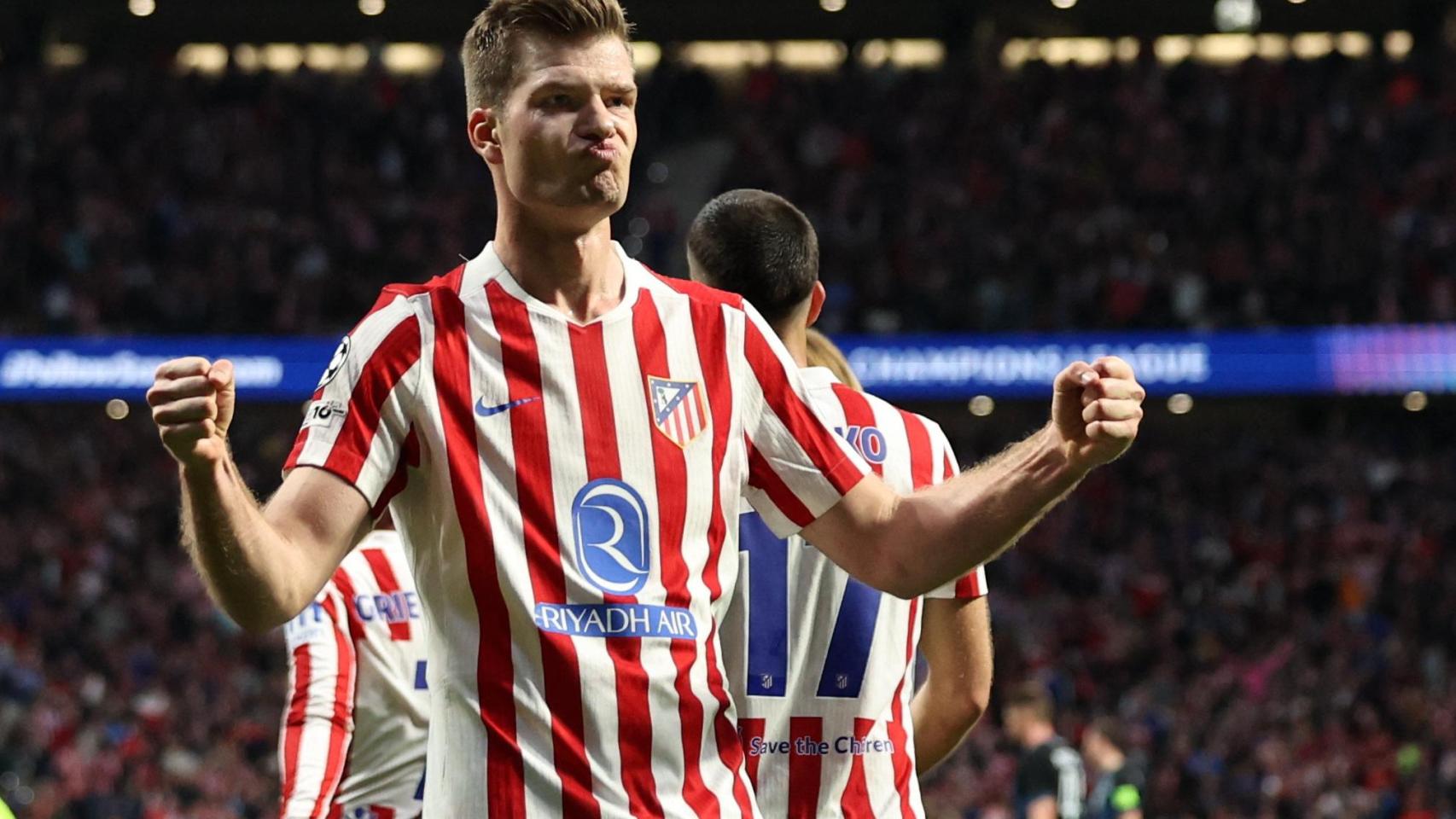 Sorloth celebra uno de los goles en el partido ante el Brujas.