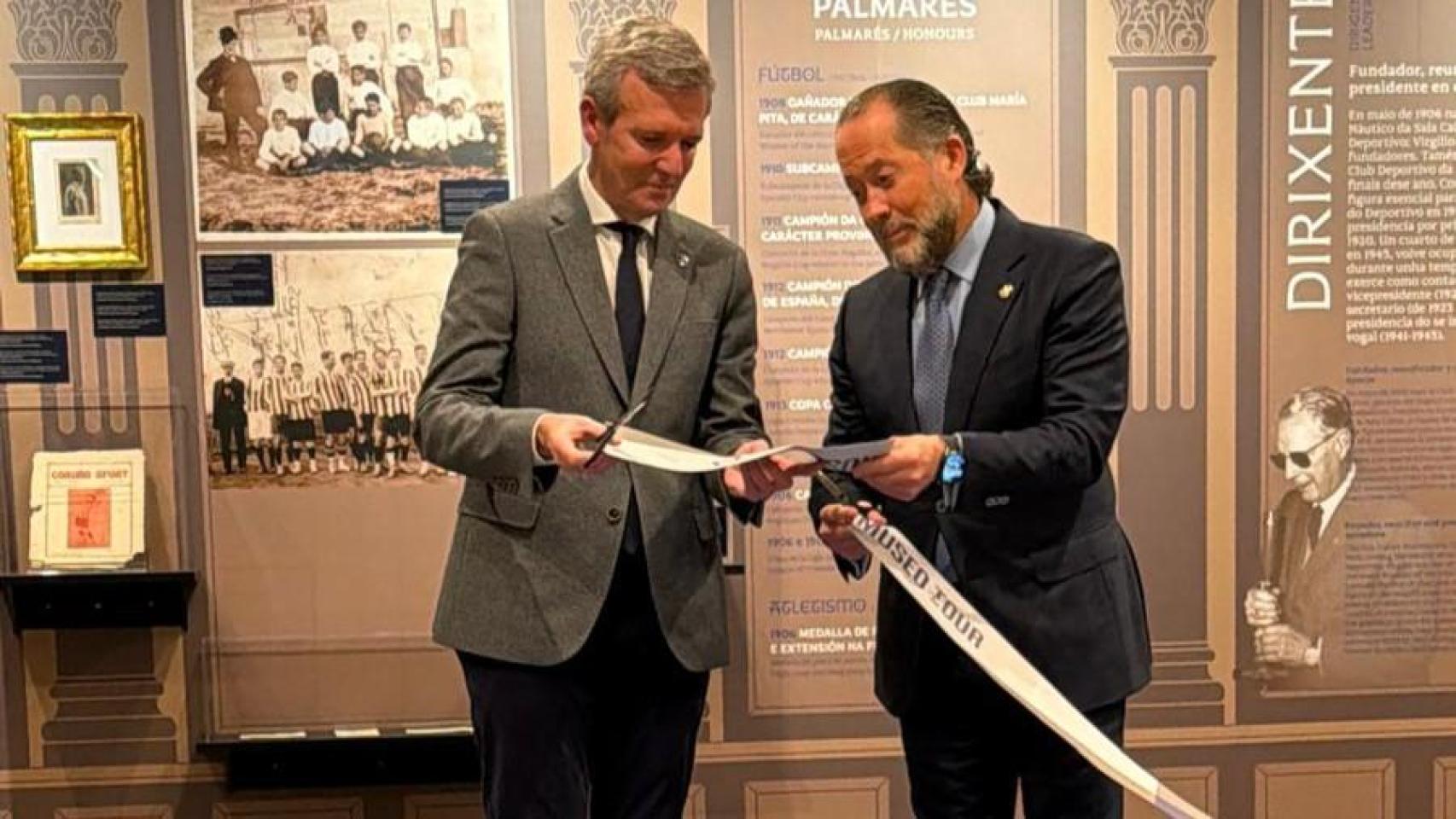 Instante del corte de cinta para inaugurar el museo.