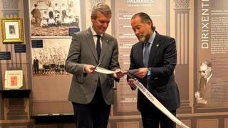 Instante del corte de cinta para inaugurar el museo.