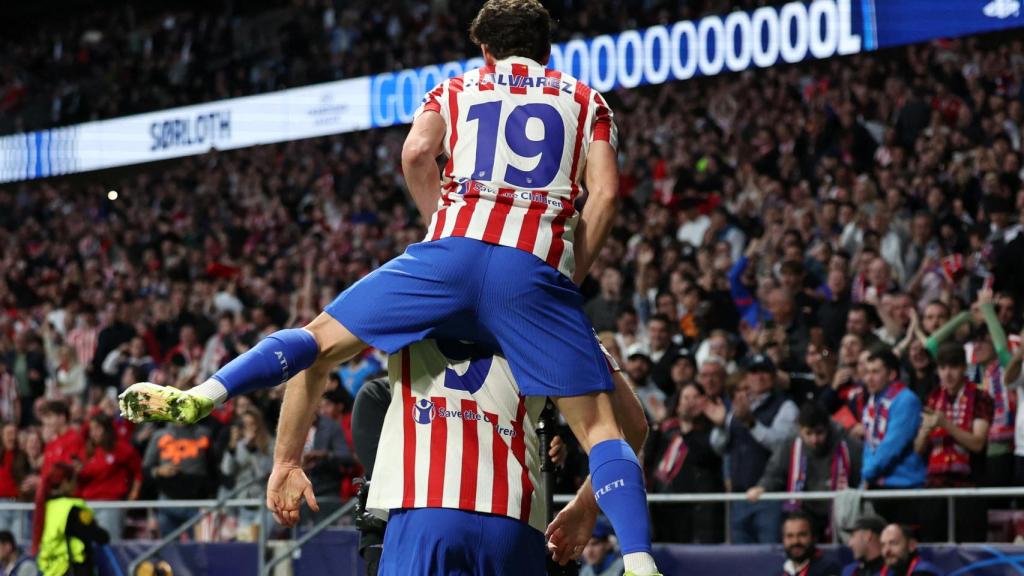 Julián Álvarez se sube a las espaldas de Sorloth para celebrar el gol.