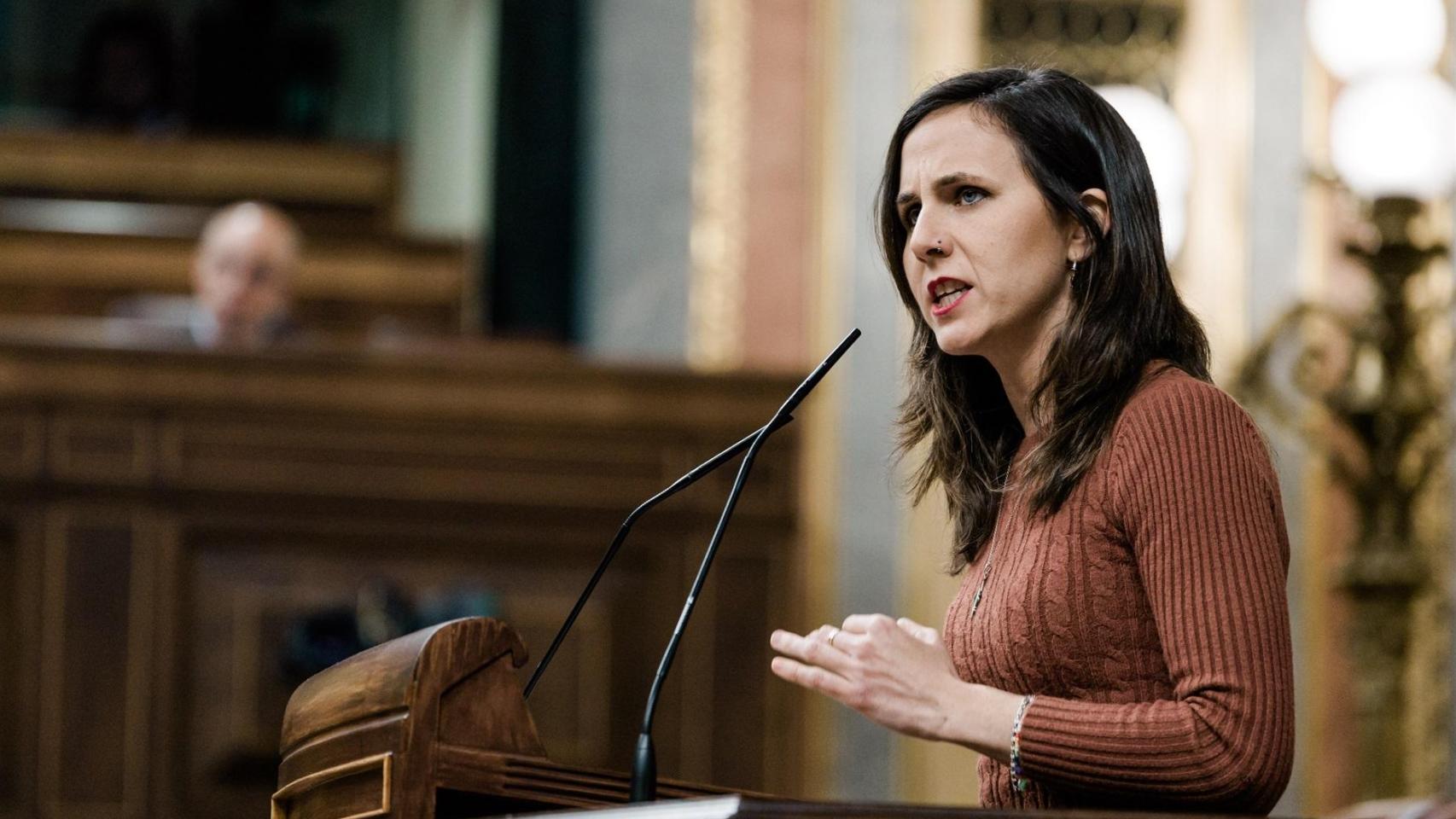 La secretaria general de Podemos, Ione Belarra, interviene durante una sesión plenaria en el Congreso de los Diputados, a 24 de febrero de 2026, en Madrid (España).