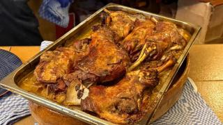 Plato de Ternasco asado de La Cazuela.