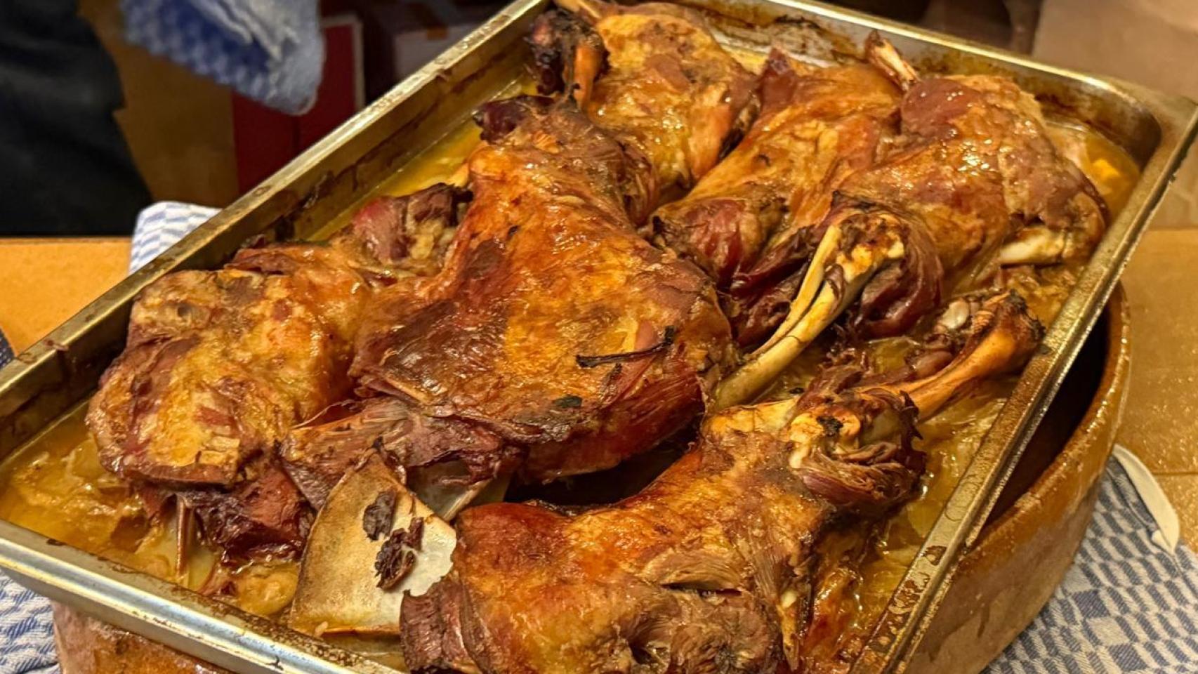 Plato de Ternasco asado de La Cazuela.