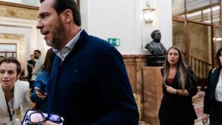 El ministro de Transportes, Óscar Puente, sale del Congreso este martes ante la mirada de la portavoz de Junts, Miriam Nogueras.