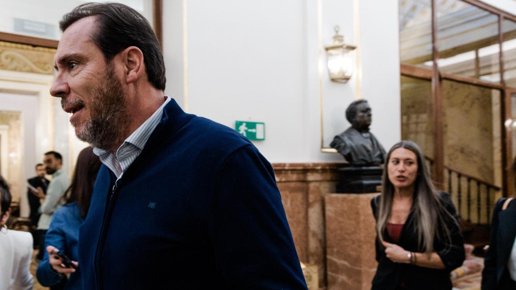 El ministro de Transportes, Óscar Puente, sale del Congreso este martes. Tras él, la portavoz de Junts, Nogueras.