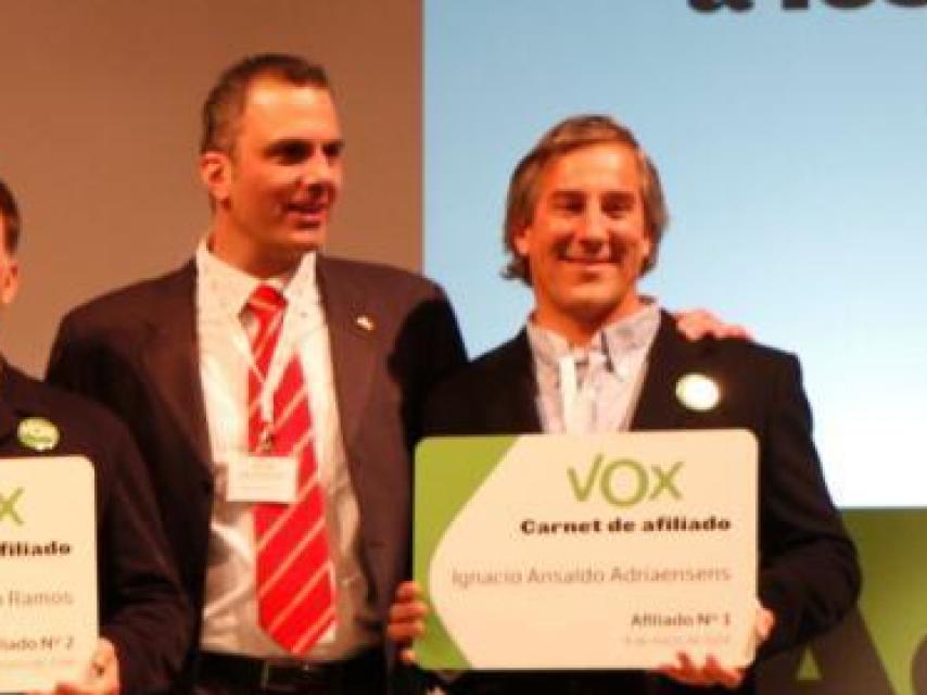 Javier Ortega Smith, junto a Ignacio Ansaldo Adriansens, que muestra su carné de afiliado número uno, en enero de 2014.