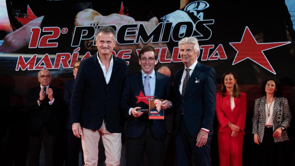 Almeida posando con el premio