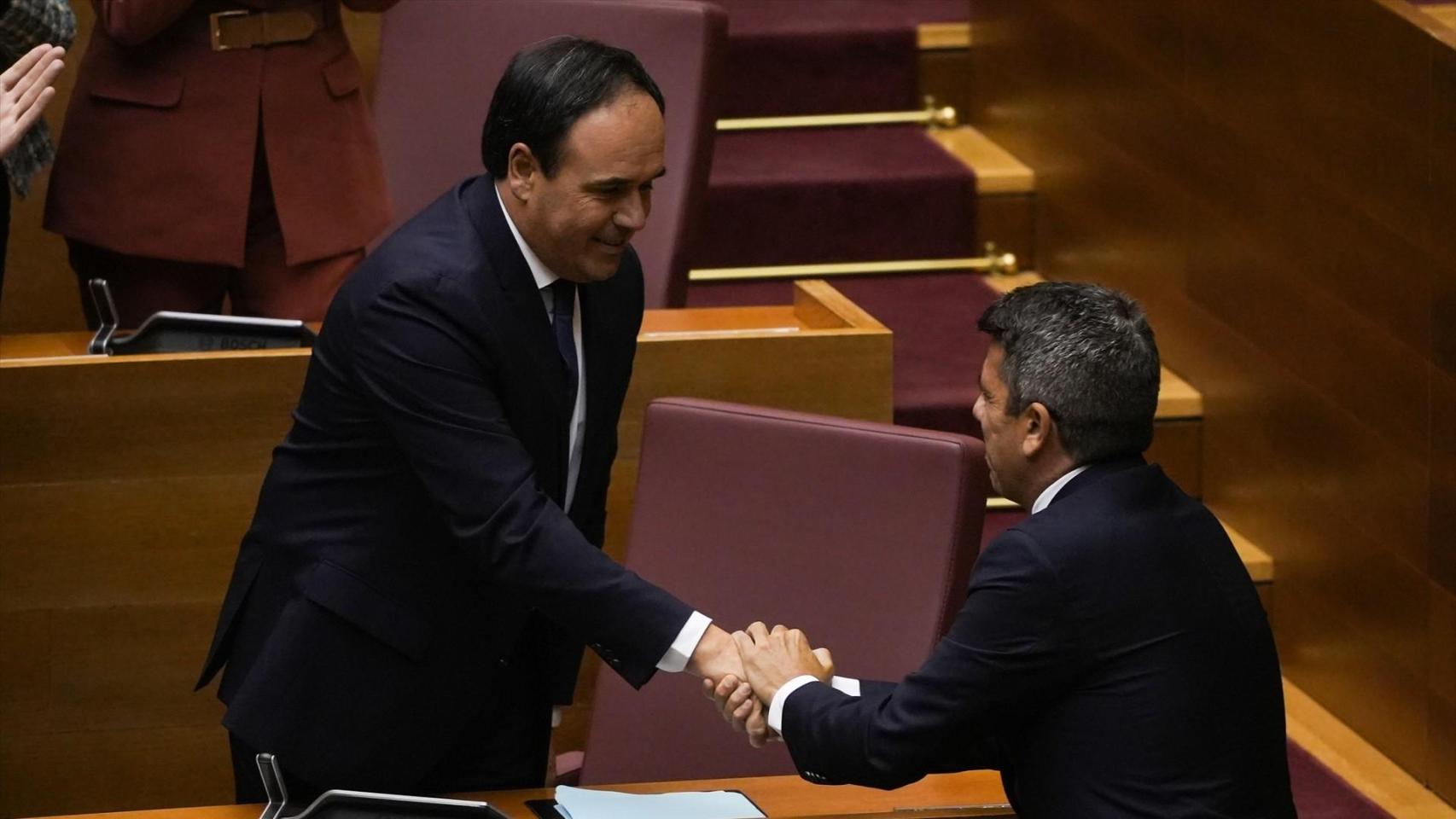 Juanfran Pérez Llorca y Carlos Mazón se dan la mano en Les Corts. Jorge Gil / EP