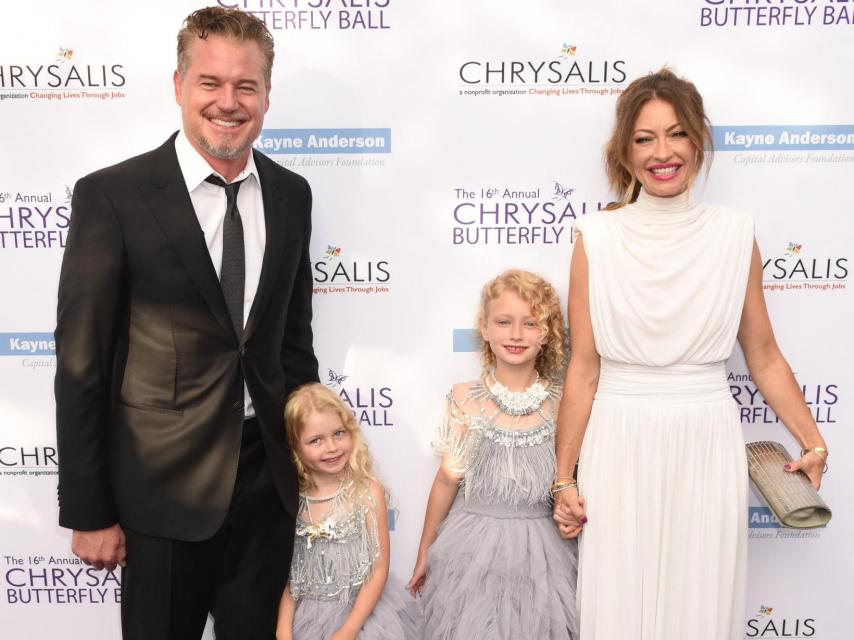 Eric Dane y Rebecca Gayheart con sus dos hijas, Billie y Georgia.