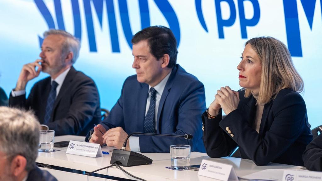 Jorge Azcón, líder del PP en Aragón; Alfonso Fernández Mañueco, en CyL; y María Guardiola, en Extremadura, durante la Junta Directiva Nacional del PP, en Madrid.