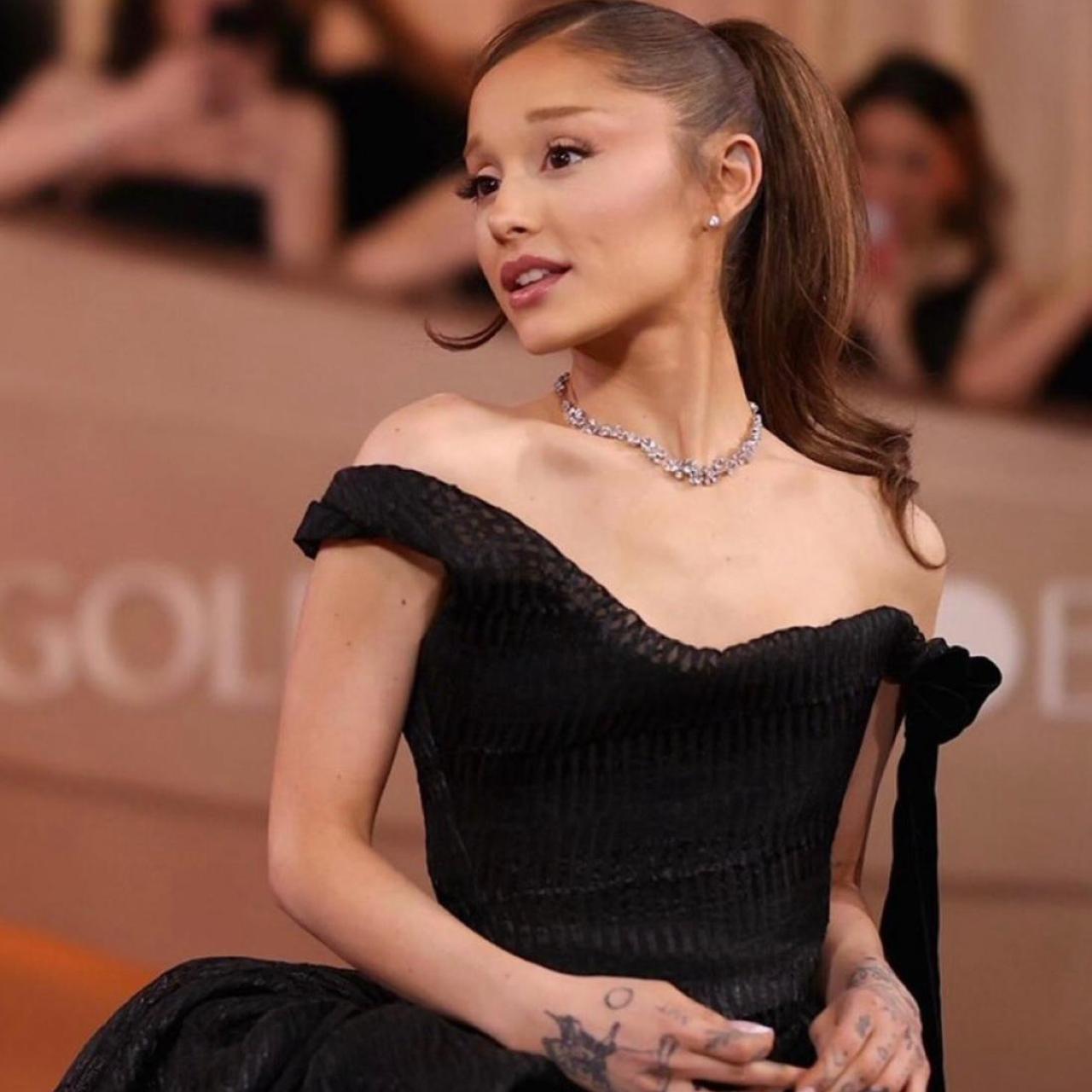 Ariana Grande en los Golden Globes.